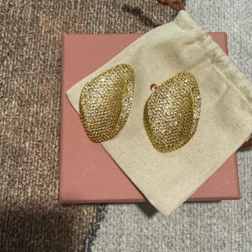 NEW NIB Cult Gaia Erin Earring in Sand Dollar - Picture 3 of 5